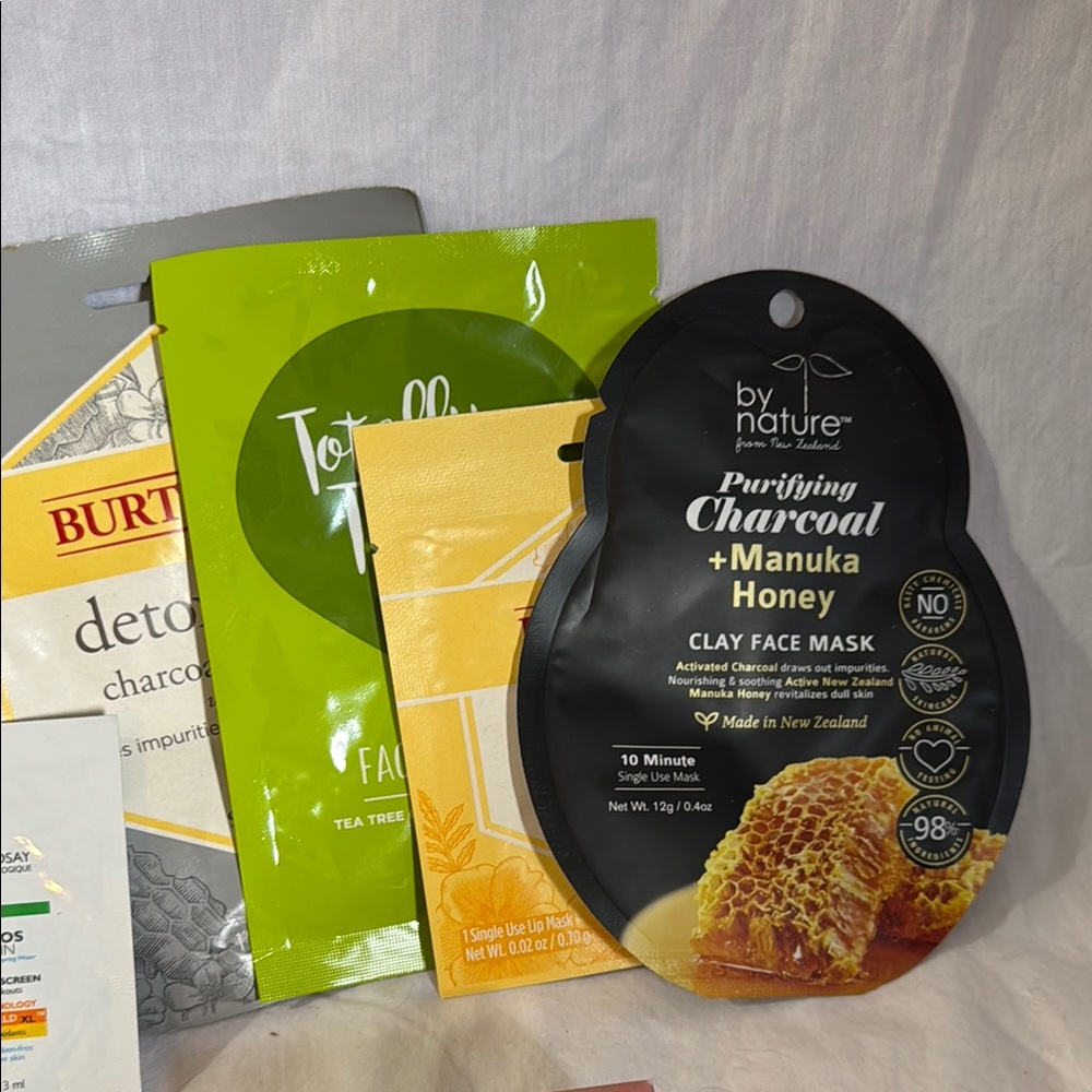 26p Assorted Skincare and Beauty Set - Picture 8 of 10